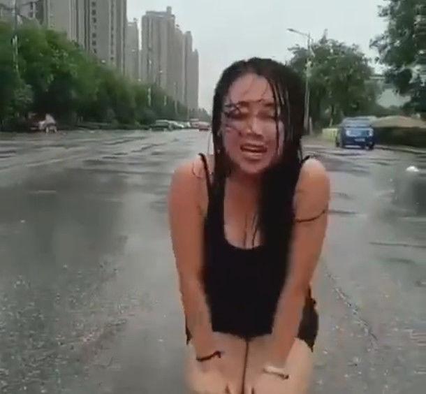 女子跪在雨中绝望的哭泣，原因让千万网友羞红了脸