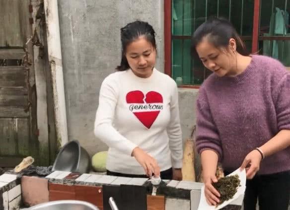 雨后一种神奇的野味，长得像木耳，其实是一种藻类，你吃过吗？