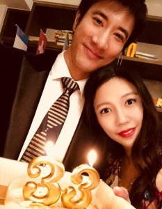 ​李靓蕾晒三姐弟草坪嬉戏照片 结婚七年 她和王力宏过得还是那么甜