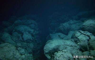 ​世界上最深的海沟/马里亚纳海沟在哪里，11000米海底/常火山爆发