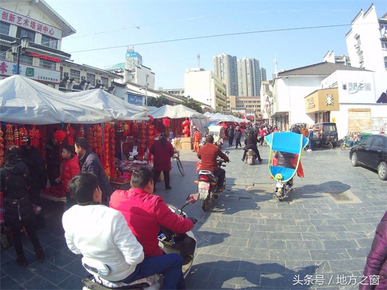 实拍中国某地春联市场，红红火火又一年