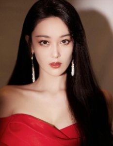 ​时尚女星张馨予写真集：婀娜多姿、娇艳欲滴