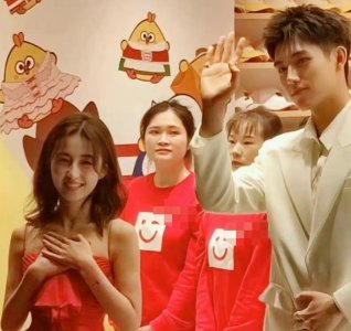 ​张子枫陈飞宇成都活动同框，生图绝了，这是红裙公主和白马王子吧