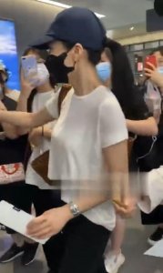 ​魅力太大！49岁俞飞鸿素颜现身机场，被小男孩表白＂想你了＂