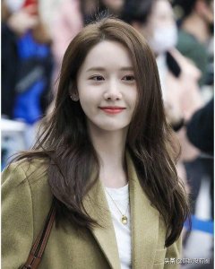 ​发型怪？少女时代林允儿公开“短发+齐刘海”造型，人偶美貌吸睛