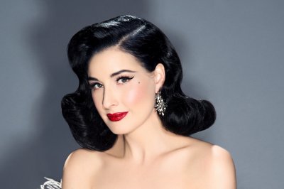 ​全球最贵脱衣舞娘，年收入5亿，造型20年不变，47岁冻龄自称害羞