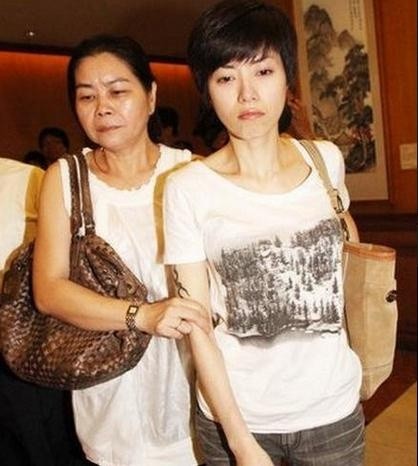 还记得那个唱《我是女生》的她吗？因拒绝潜规则最红时被雪藏