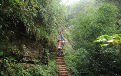 ​20岁男子娶寡妇为妻，为躲避世俗逃进深山，半世纪凿出爱情天梯