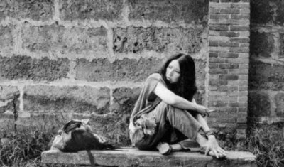 ​三毛与荷西在沙漠安家，把屋子布置成“城堡”，却还因生活而狼狈