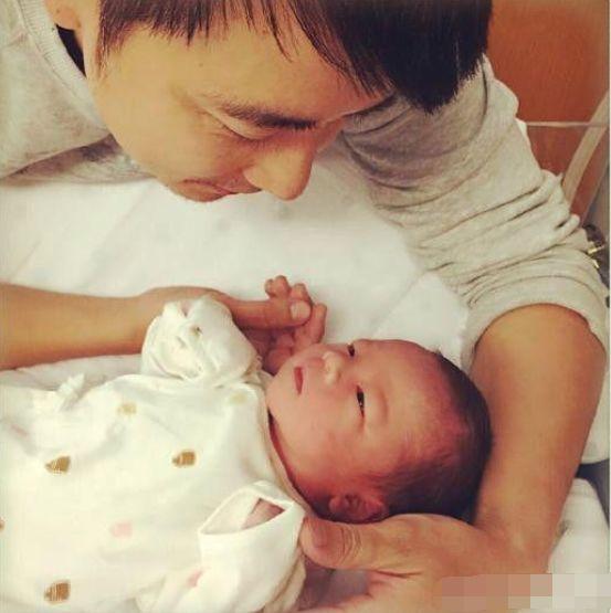 昔日男神保剑锋首曝老婆近照，曾经不被看好的姐弟恋现在很幸福