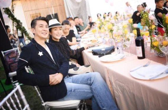 昔日男神保剑锋首曝老婆近照，曾经不被看好的姐弟恋现在很幸福