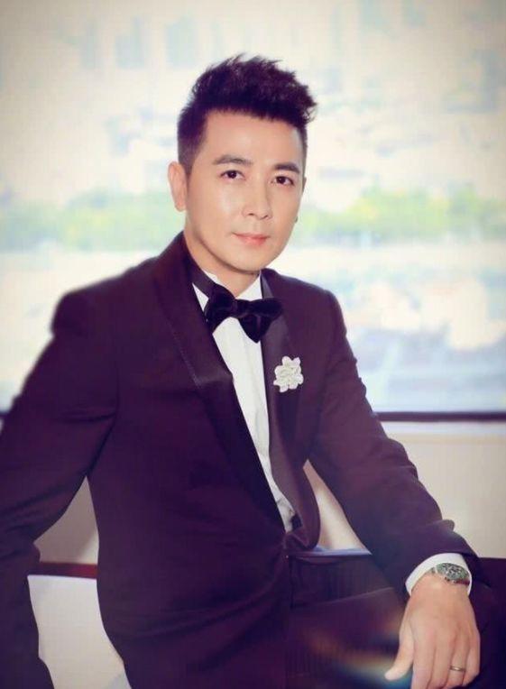 昔日男神保剑锋首曝老婆近照，曾经不被看好的姐弟恋现在很幸福