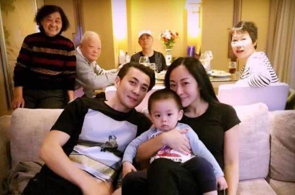 昔日男神保剑锋首曝老婆近照，曾经不被看好的姐弟恋现在很幸福