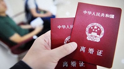 ​夫妻去民政局办离婚，只因妻子埋怨了几句话，丈夫竟拿刀捅向妻子