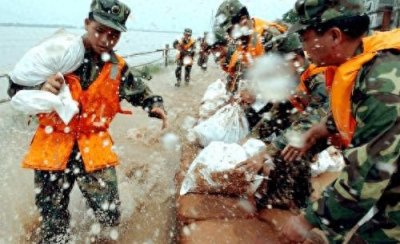 ​1998年特大洪水，老将军落泪，老百姓哭着求战士不要往水里跳