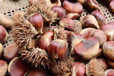 ​板栗剥壳原来很简单，用一个瓶盖3秒钟剥一个，方法简单长见识了