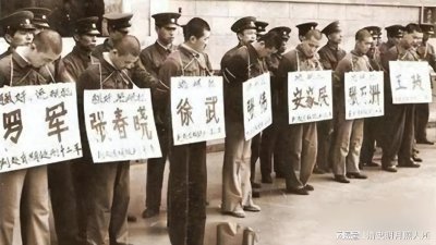 ​1983年，一个叫“唐山菜刀队”的黑势力被打击，有50人被判死刑
