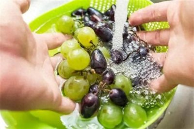 ​葡萄用盐和清水洗，等于吃毒素，教你一招，干净又卫生杂质全跑光