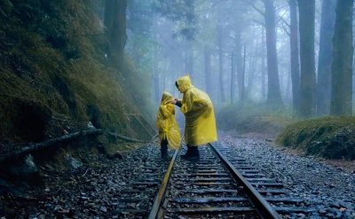 ​51岁刘若英罕晒母子温馨合照，5岁儿子身高惊人，已到妈妈胸部