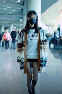 ​郑爽也学杨幂凹造型，穿印花针织衫黑丝秀竹竿腿，看完不想减肥了