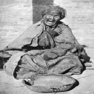 ​20张日本大屠杀罪行照片，图1他们将中国人拉出仓库杀害的场景 (2)