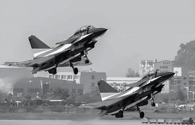 ​2016年我国首位歼10女飞行员牺牲，跳伞撞到僚机，导致逃生失败