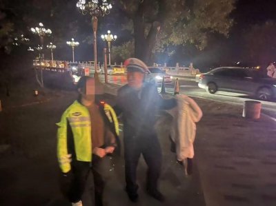 ​“抓住我的手，我把你拉上来！”聊城交警救助落水女孩