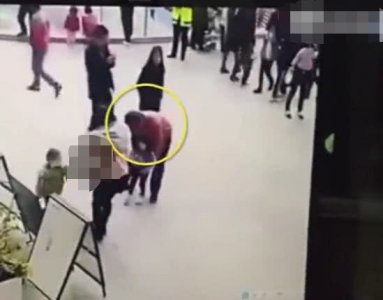 ​商场内陌生男子强行抱起女童，遭家长和路人阻拦，男子却称开玩笑