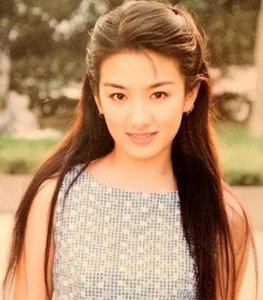 ​事实证明，“过气女星”的黄奕，已经走上了另一条康庄大道