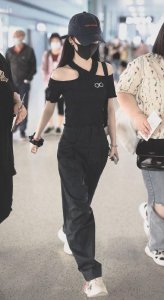 ​鞠婧祎官方身高159cm，路人拍照暴露真实身高，网友：估计150