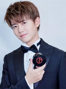 ​任嘉伦人气男星写真合集：气质暖男、风度翩翩