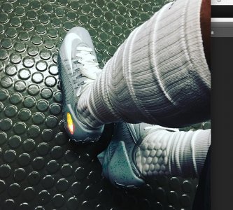 ​Nike Air Mag作灵感客制版本橄榄球鞋惊现赛场