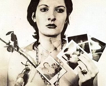 ​人性经不起考验！1974年她麻醉6小时任人处置，衣服被剪遍体鳞伤