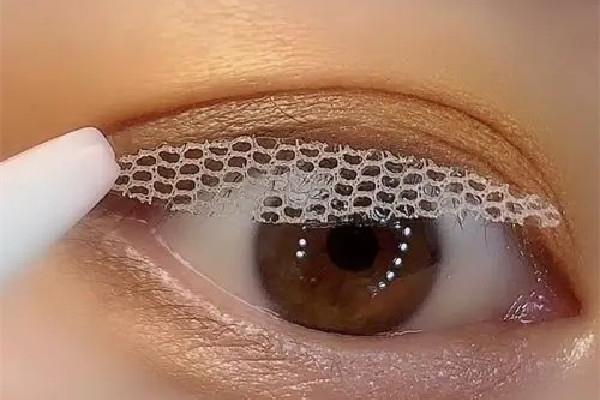 双眼皮贴能贴出永久双眼皮吗 双眼皮贴可以让眼睛变大吗 双眼皮贴能贴出永久双眼皮吗 双眼皮贴可以让眼睛变大吗