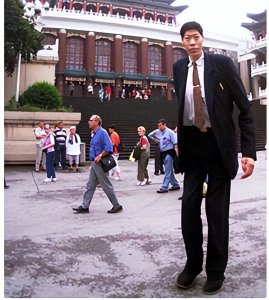 ​亚洲第一巨人张俊才: 高达2.42米，结婚多年无子，现状如何？