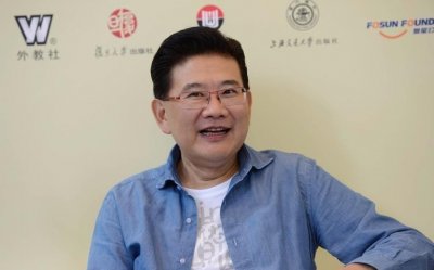 ​曹可凡：曾和央视主持人王冠传“绯闻”，和妻子结婚28年生一子