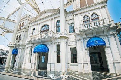 ​澳门渔人码头建于外港新填海区海岸，邻近港澳码头。盛夏光年