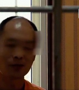 ​女子将第三者带回家中，当着丈夫的面苟且，丈夫忍无可忍疯狂捅刺