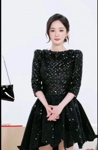 ​杨幂直播化身高贵黑天鹅公主，亮片小黑裙搭配细高跟，干练又柔和