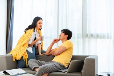 ​跟女朋友聊什么话题会增进感情？可以从以下几个方面找话题。