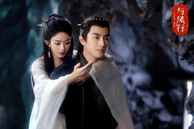 ​林更新赵丽颖“友谊之光”，粉们“魔怔”究竟？宴后合照引热议