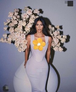 ​卡戴珊身材似花瓶，大长腿腰臀比惊人，素雅白裙穿出独特味道