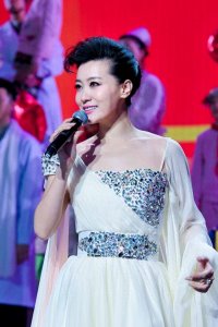 ​军旅歌手谭晶：嫁大8岁科学家老公，婚后生两女，生活幸福甜蜜