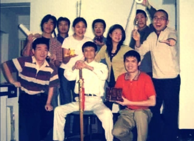 从屌丝逆袭成中国首富，马云这些珍贵老照片，藏着你不知道的故事