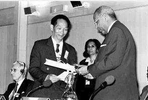 袁隆平秀恩爱（90岁袁隆平撒狗粮）(16)