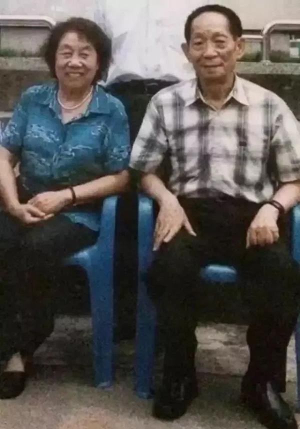 袁隆平秀恩爱（90岁袁隆平撒狗粮）(7)