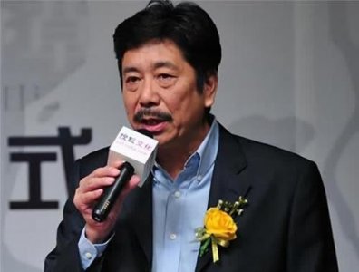 ​1982年，鲁迅长孙周令飞为了爱情“逃”到台湾，竟以卖爆米花为生