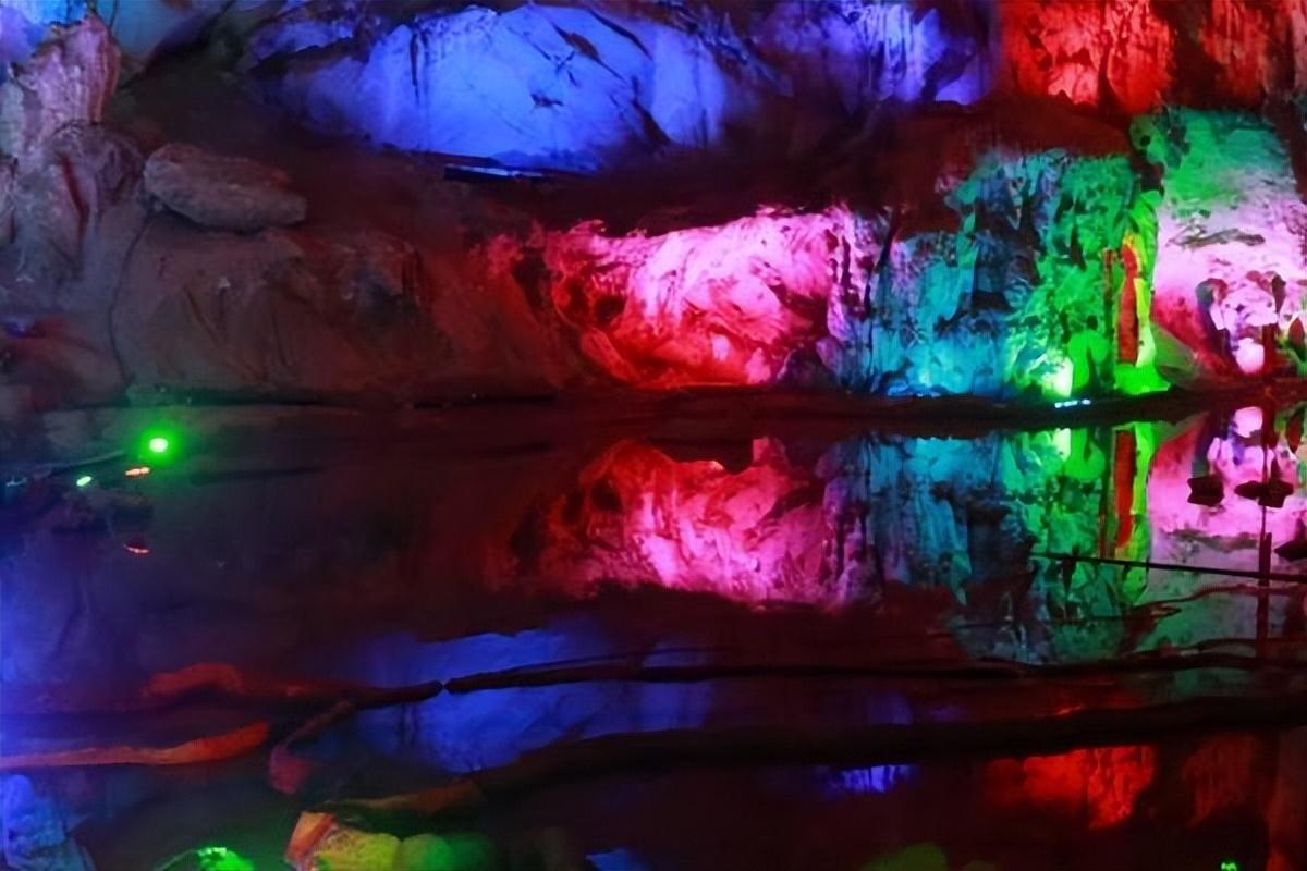 喀斯特地貌的特点(喀斯特地貌地表特征)