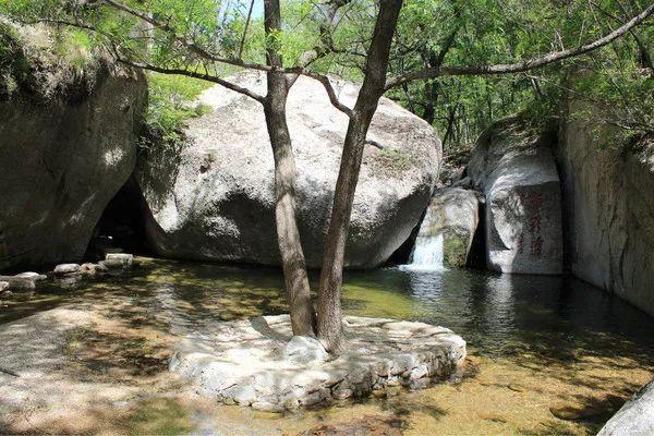 2、水帘洞：又名通天河，由玉女池和罗汉洞组成，因玉女池中有一条巨大的石缝，石缝处水流不断，人们称之为“水帘川”，水清见底。