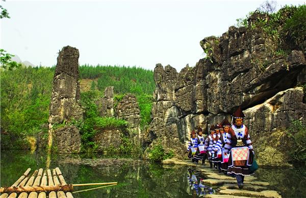 3、仙人桥：由金果潭和红石崖组成，仙桥高约40米。